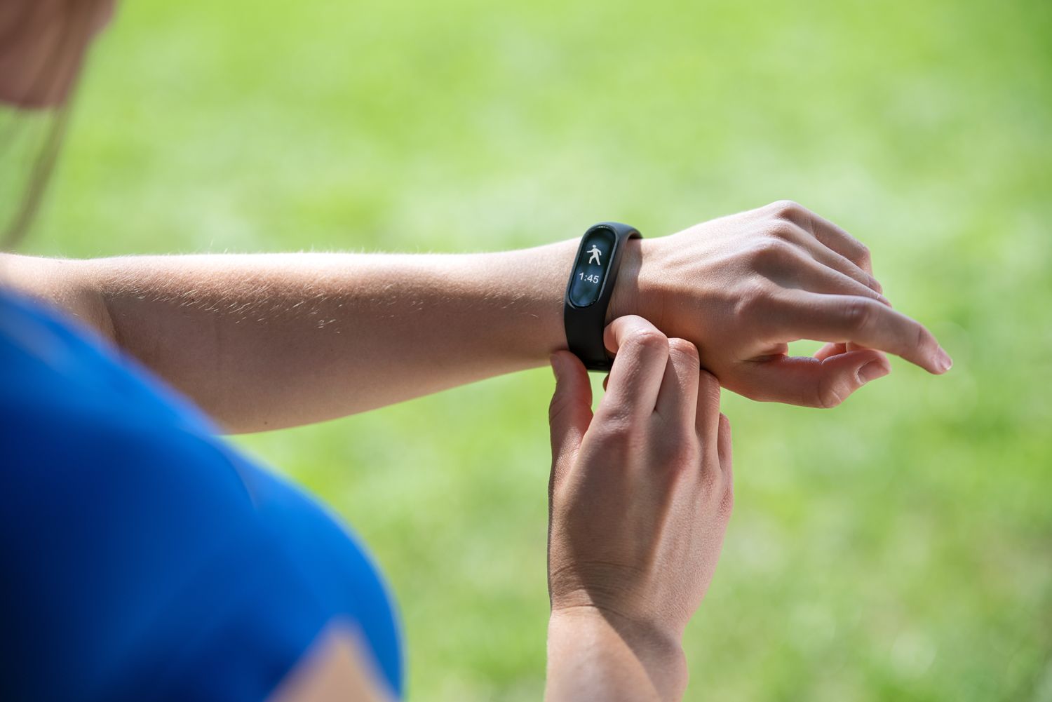 Mujer hace deporte y mira una smartband